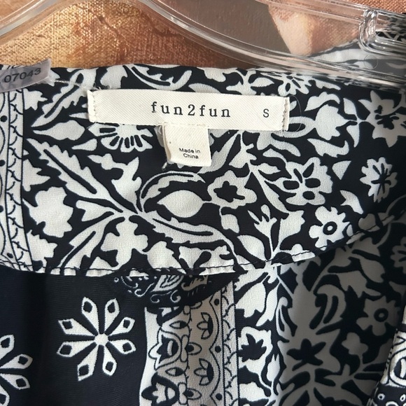 Fun 2 Fun Black and White Patterned Blouse Small - Picture 5 of 16